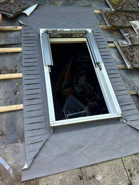 Frame set in the opening with the grey underfelt collar dressed round